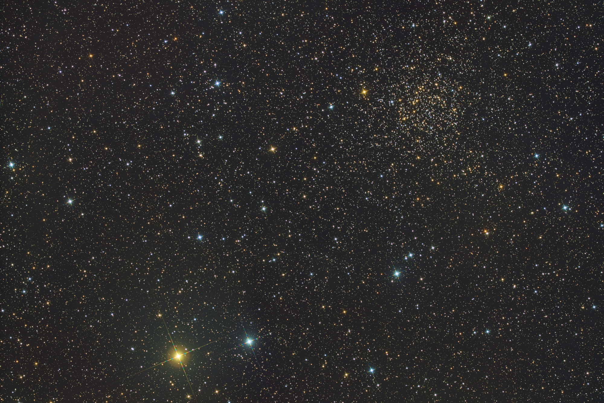 Der offene Sternhaufen NGC 7789 liegt etwa 8.000 Lichtjahre entfernt im Sternbild Kassiopeia. Der Cluster, eine Deep-Sky-Entdeckung der Astronomin Caroline Lucretia Herschel aus dem späten 18. Jahrhundert, ist auch als Carolines Rose bekannt.